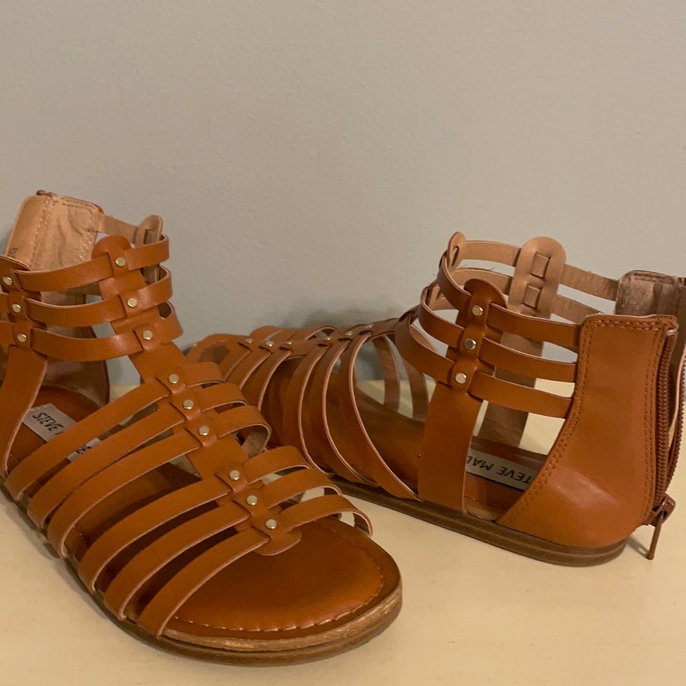 Kids sandals barely worn, in perfect condition!